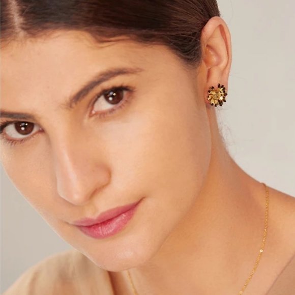 New 18K Gold Plated Daisy Flower Stud Earrings - Picture 2 of 6